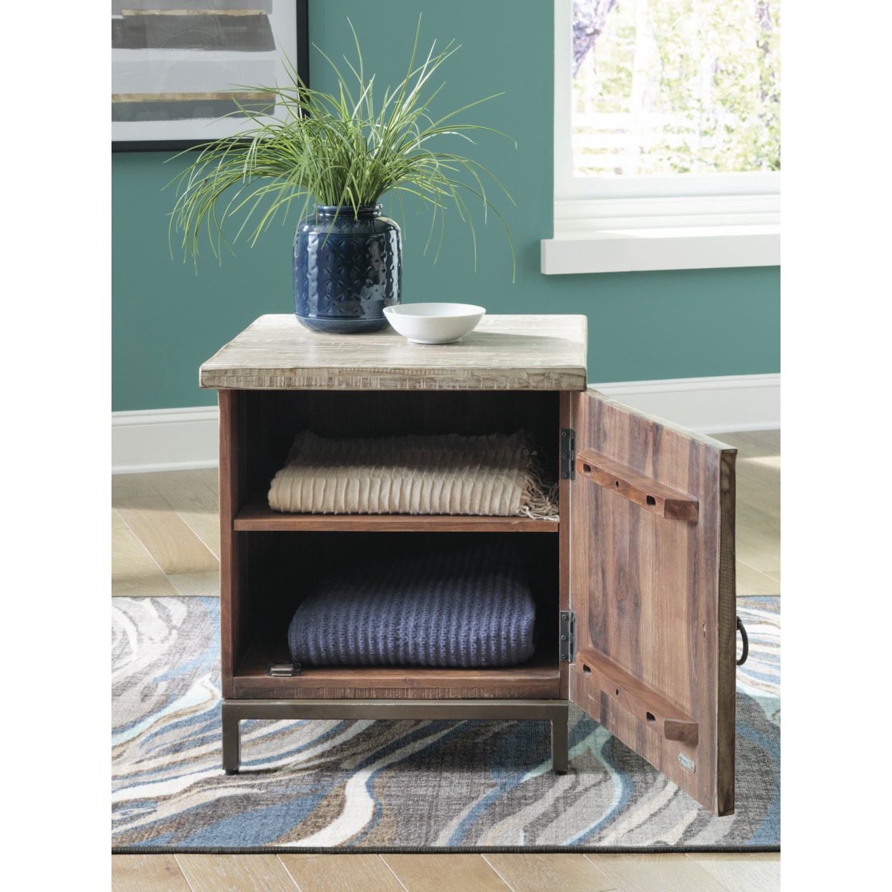 Ashley Laddford Laddford Accent Cabinet